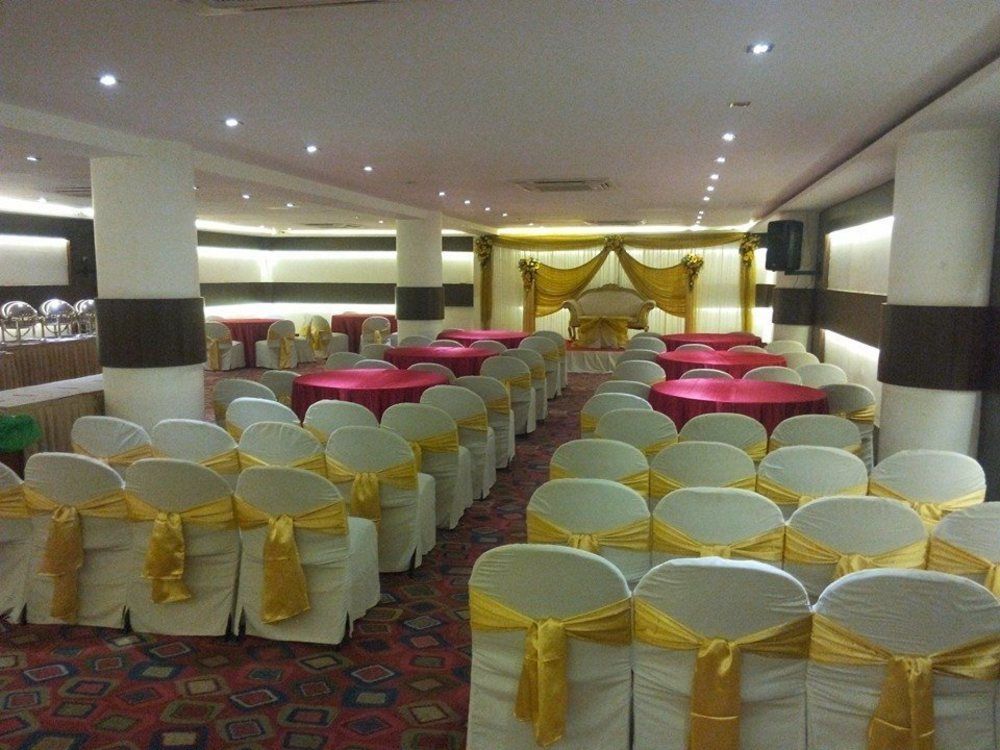 The Avenue Center Hotel Kochi Exterior photo