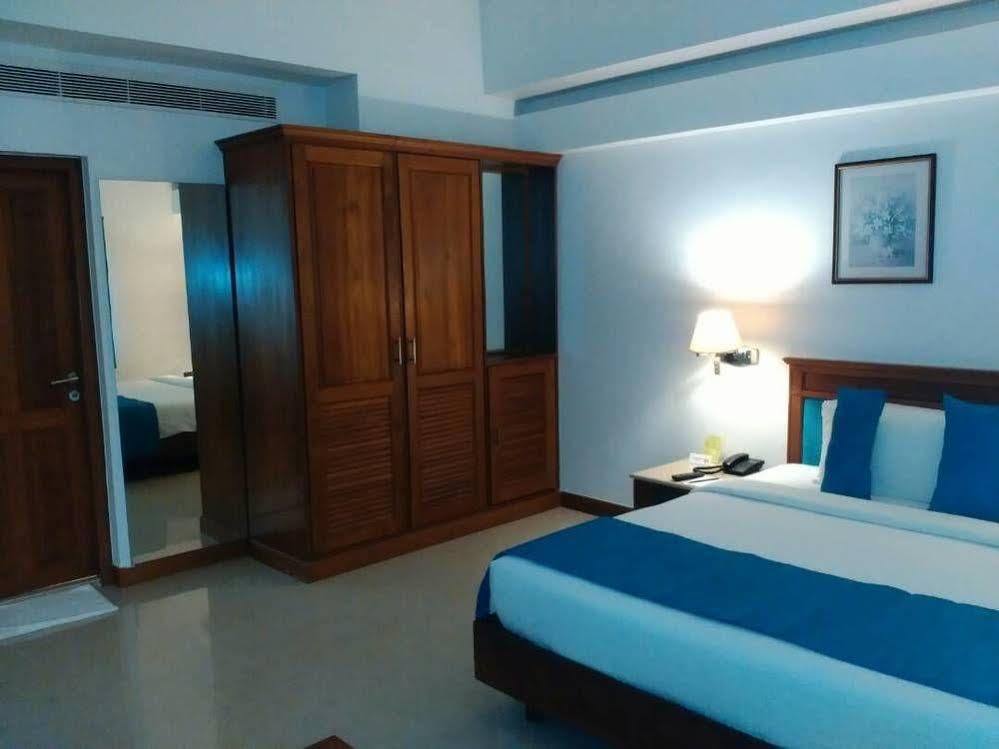The Avenue Center Hotel Kochi Exterior photo