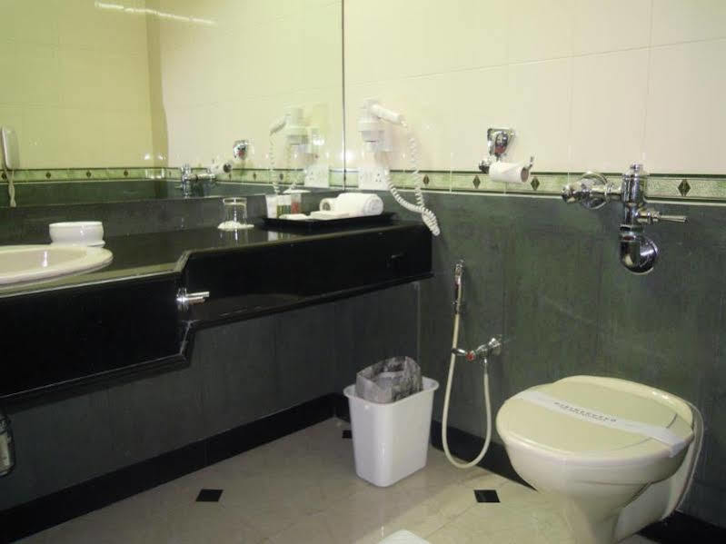 The Avenue Center Hotel Kochi Exterior photo