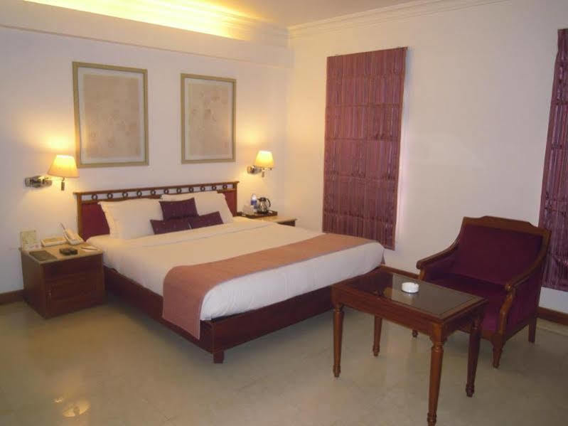 The Avenue Center Hotel Kochi Exterior photo