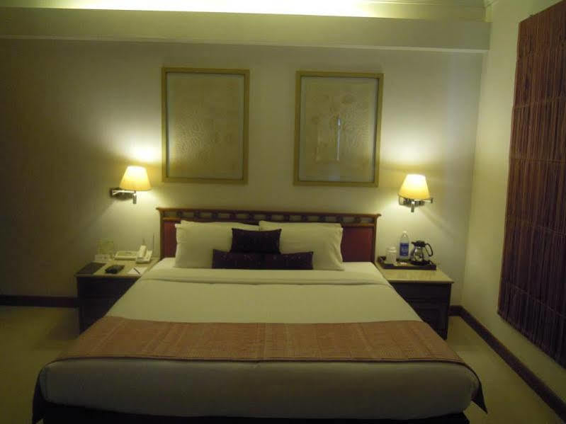 The Avenue Center Hotel Kochi Exterior photo