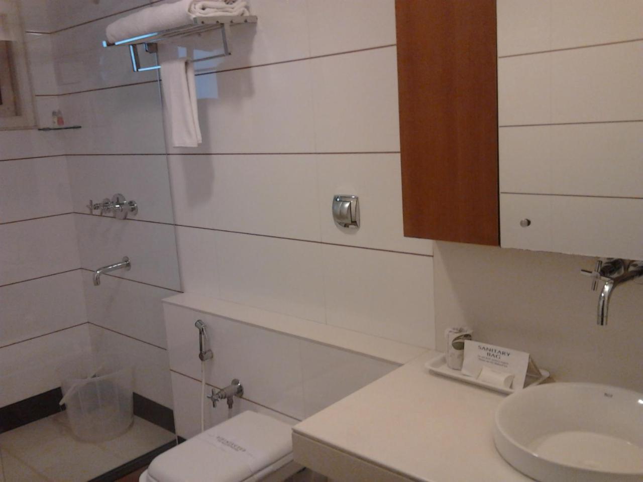 The Avenue Center Hotel Kochi Exterior photo